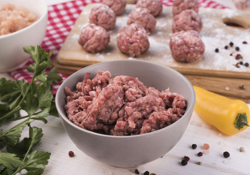 Mljeveno meso NIKAD NE MIJESITE RUKAMA: Trikovi profesionalnih kuhara od hlađenja do pravilnog korištenja hljeba