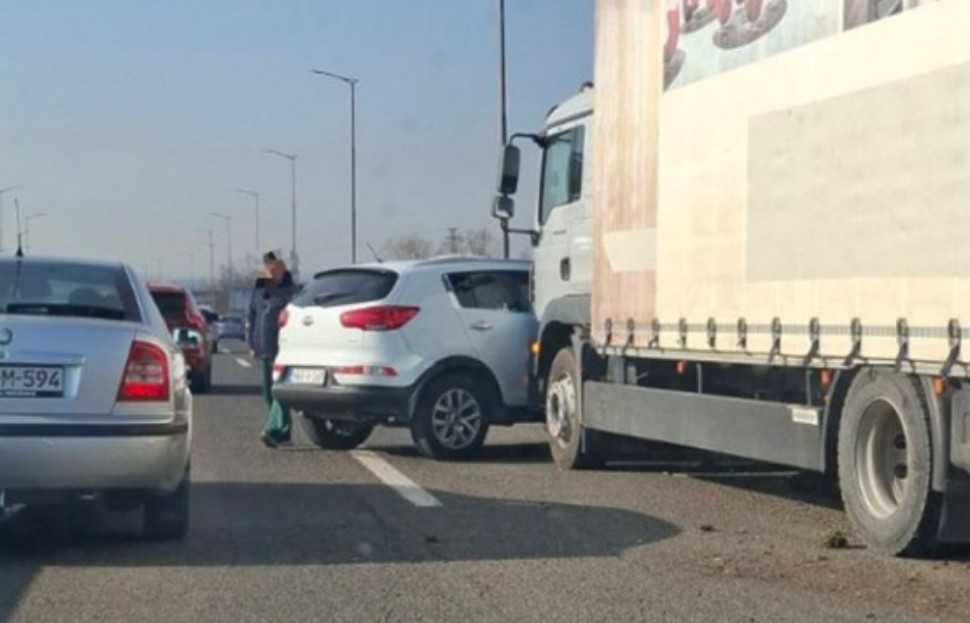 Sudar automobila i kamiona: Saobraćajka na brzoj cesti Laktaši – Banjaluka