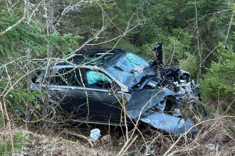 Drama u Kneževu, spasili vozača iz provalije (Foto)