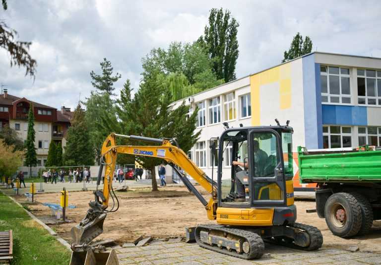 Dvorište OŠ “Zmaj Jova Jovanović“ u Banjaluci dobija novi izgled (Foto)
