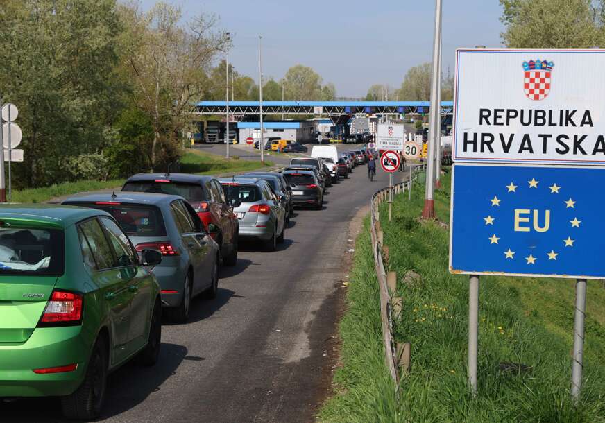(Putnici na granicama gube živce, na prelazak se čeka i po 7,5 SATI