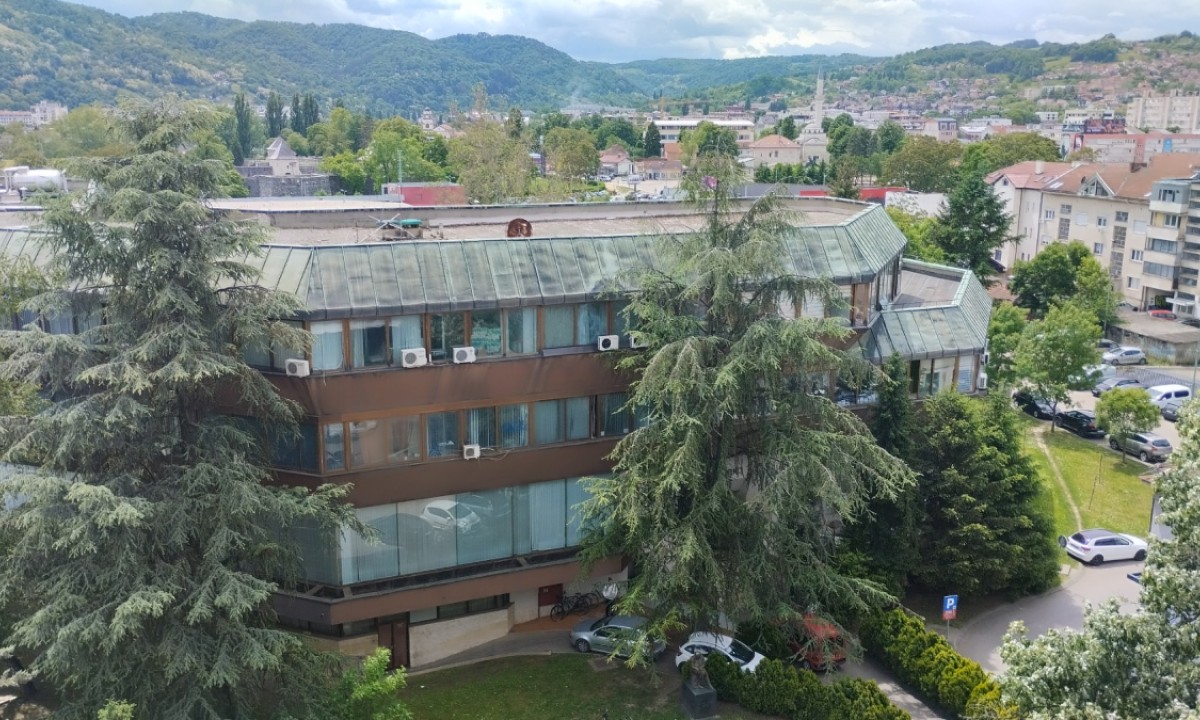 Krov prokišnjava, ventilacija mrtva: Zgrada koja čuva blago Srpske propada