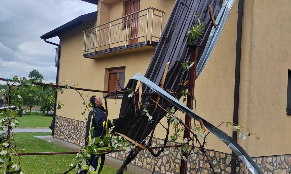 Nevrijeme u Srpcu: Vjetar obarao stabla, oštećeni krovovi kuća (Foto)