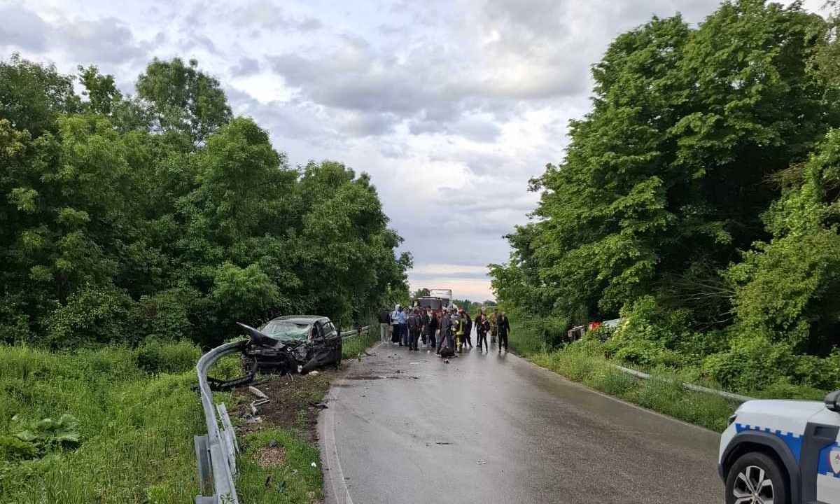 Težak sudar: Autobus se prevrnuo, automobil potpuno smrskan (Foto/Video)