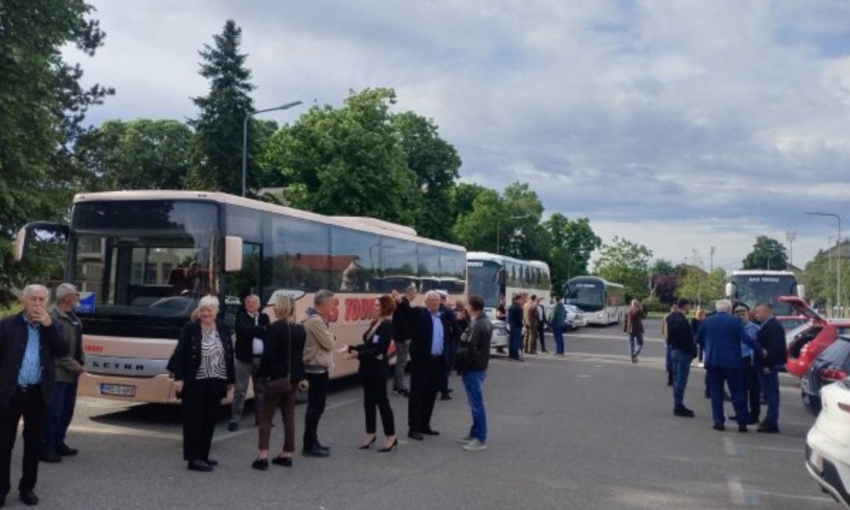 Učesnici komemorativnog skupa: Iz Bijeljine ka Tuzli krenula četiri autobusa