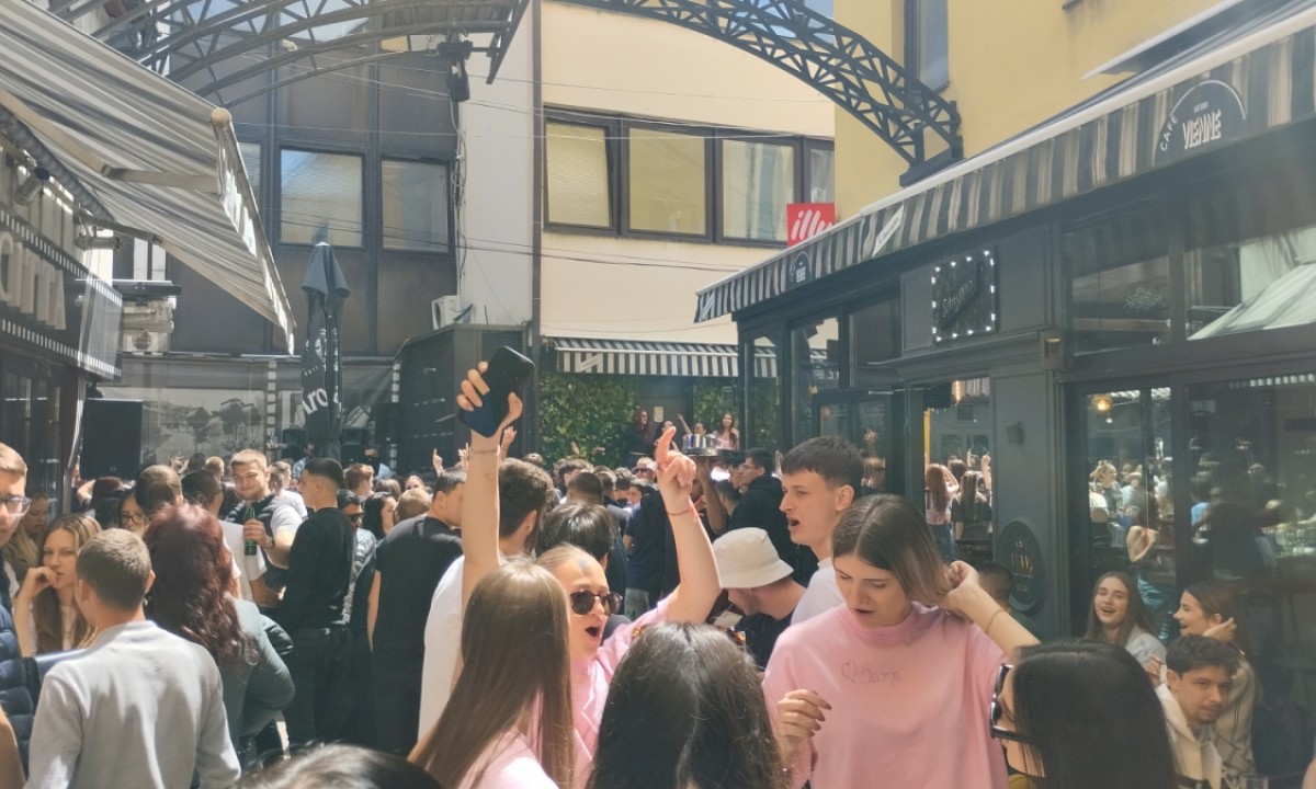 Maturantska euforija u centru Banjaluke: Fešta u kafićima traje satima (Foto/Video)
