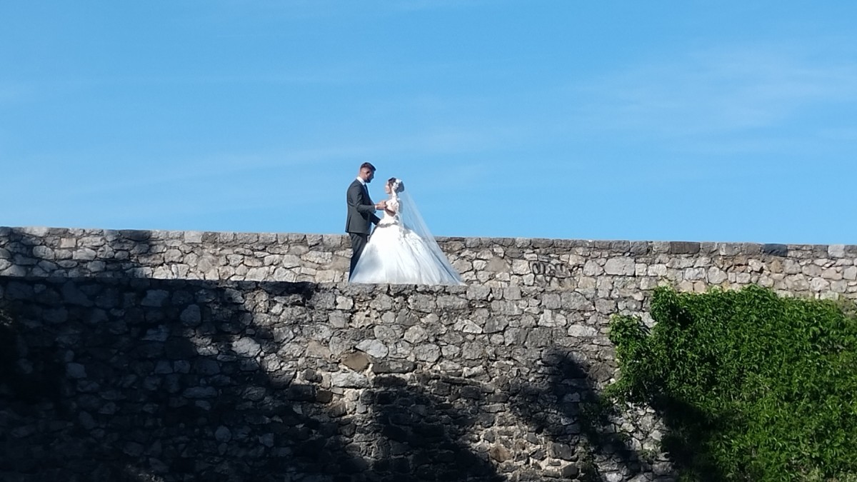 Red romantike, red skela: Tako je to danas na banjalučkom Kastelu (Foto)