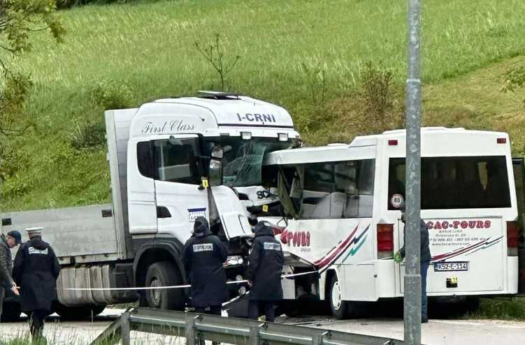 Ljekar iz Mrkonjić Grada o stanju pacijenata nakon sudara autobusa i kamiona