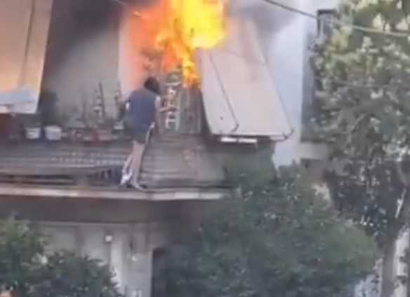 Objavljeni snimci srušene zgrade u Grčkoj: Ispod ruševina tragaju za preživjelima (Video)