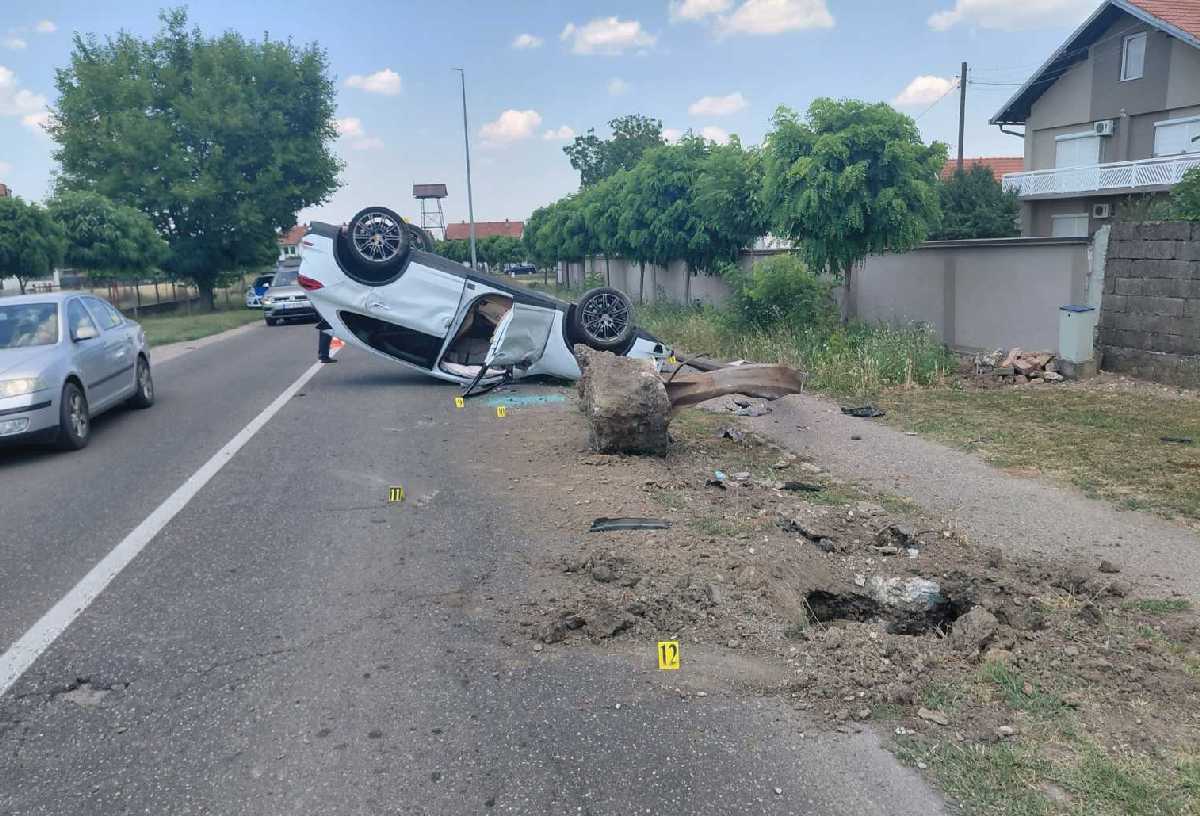 Auto prevrnut nakon zakucavanja u banderu, vozač u bolnici