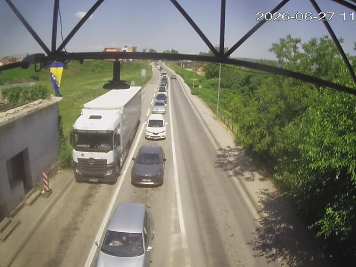 Duge kolone vozila na granici prema Hrvatskoj i Crnoj Gori
