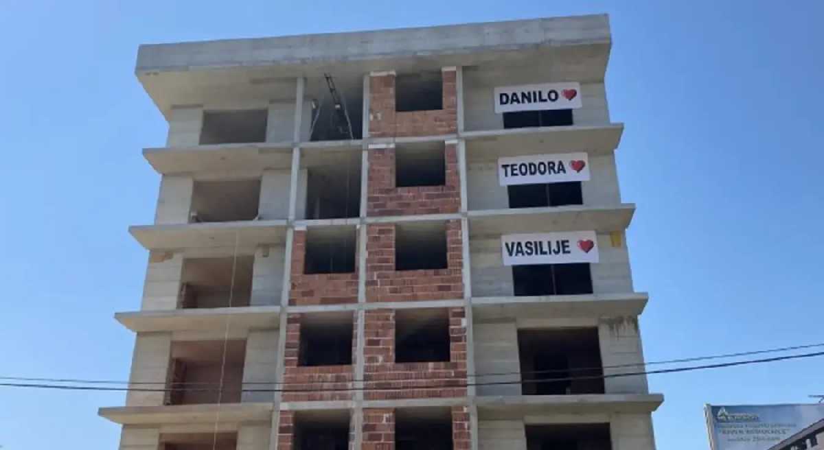 Završena humanitarna akcija: Tri stana za djecu sveštenika Nenada Mitrića