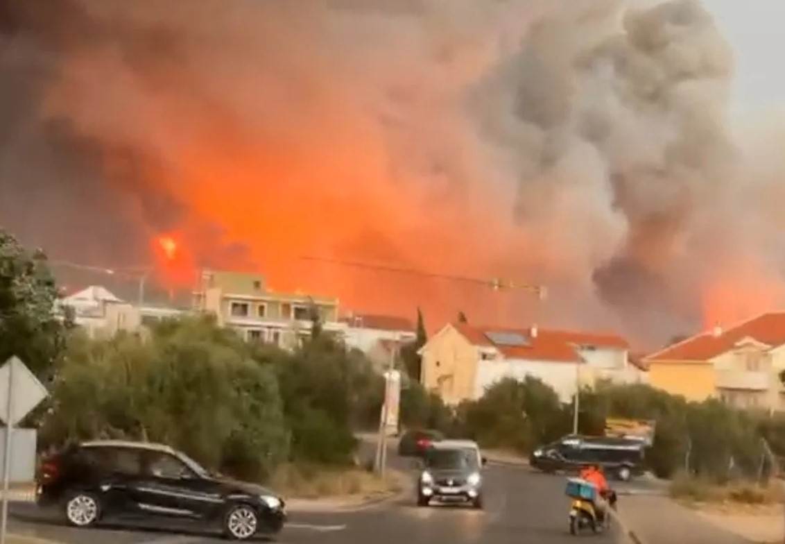 Vatrena stihija u Dalmaciji: Tri požara nakon nevremena, vatra prijeti kućama (Video)