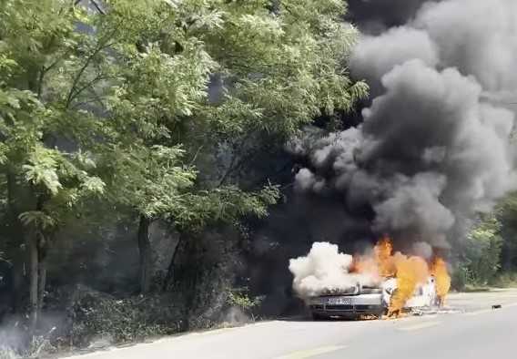 Saobraćaj otežan: Na magistralnom putu kod Banjaluke gori auto (Video)