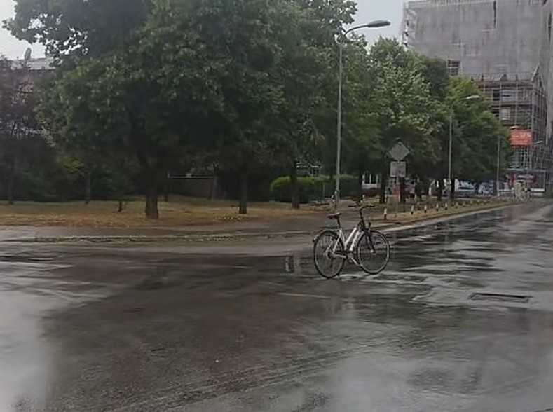 Nesvakidašnja scena: Bicikl ostavljen usred raskrsnice u Banjaluci (Foto/Video)