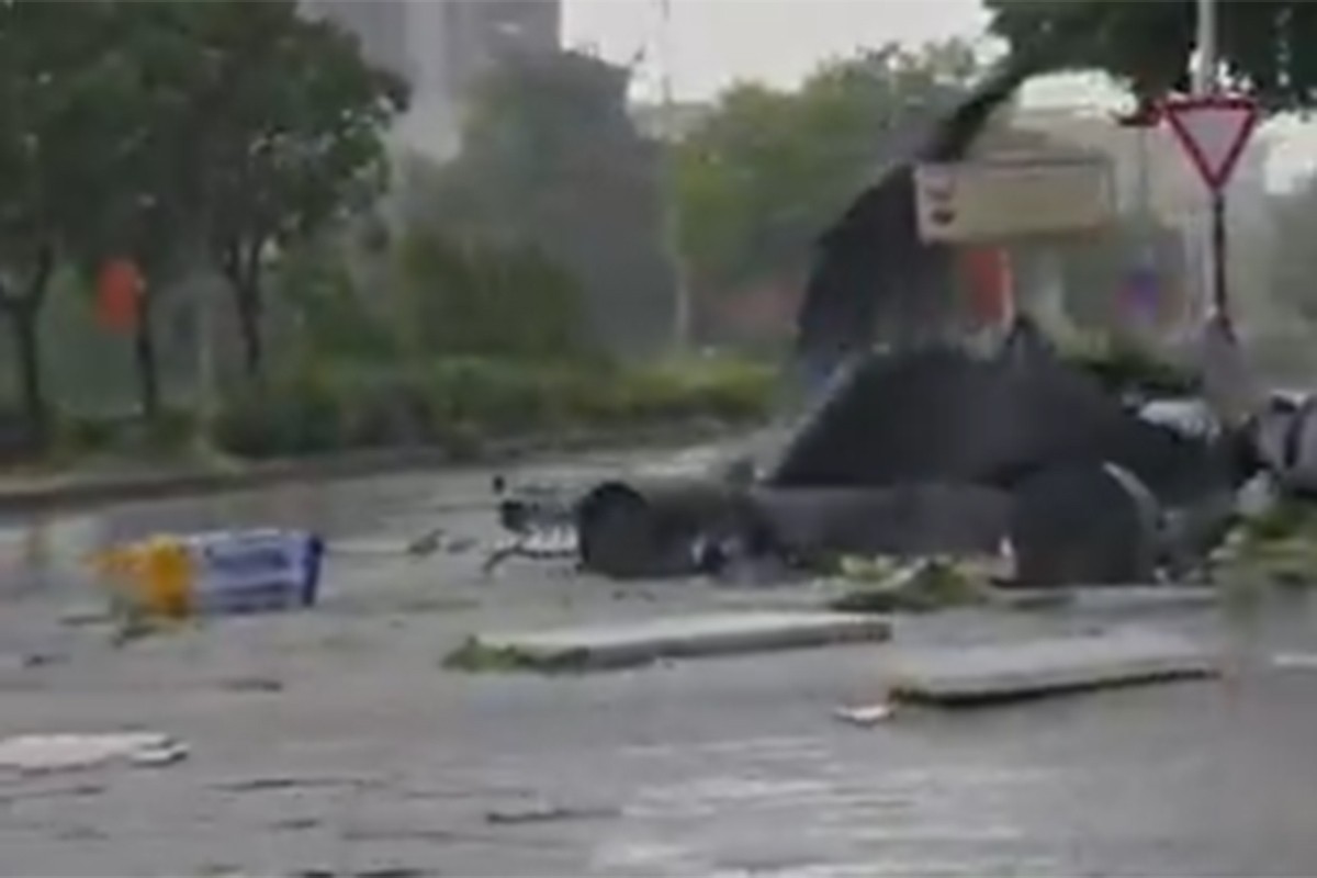 Nevrijeme pogodilo i Skoplje: Nevjerovatni snimci orkanskog vjetra koji ruši sve pred sobom (Video)