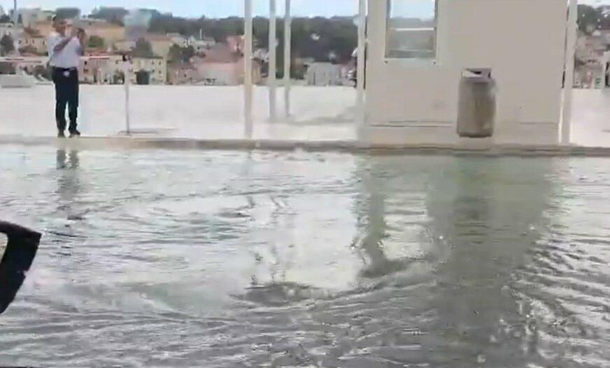 Meteorološki fenomen pogodio Hrvatsku: Sve poplavljeno u sekundi, ljudi bježali u panici (Video)
