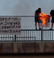 zapaljena srpska zastava