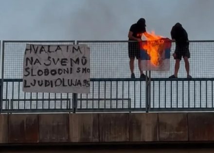 zapaljena srpska zastava